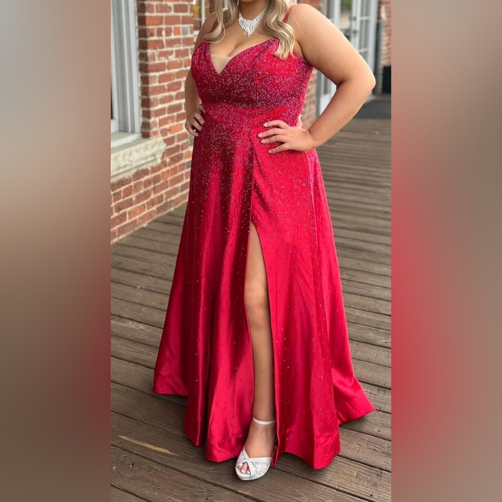 Ellie Wilde prom dress. Size 16. **It has pockets**